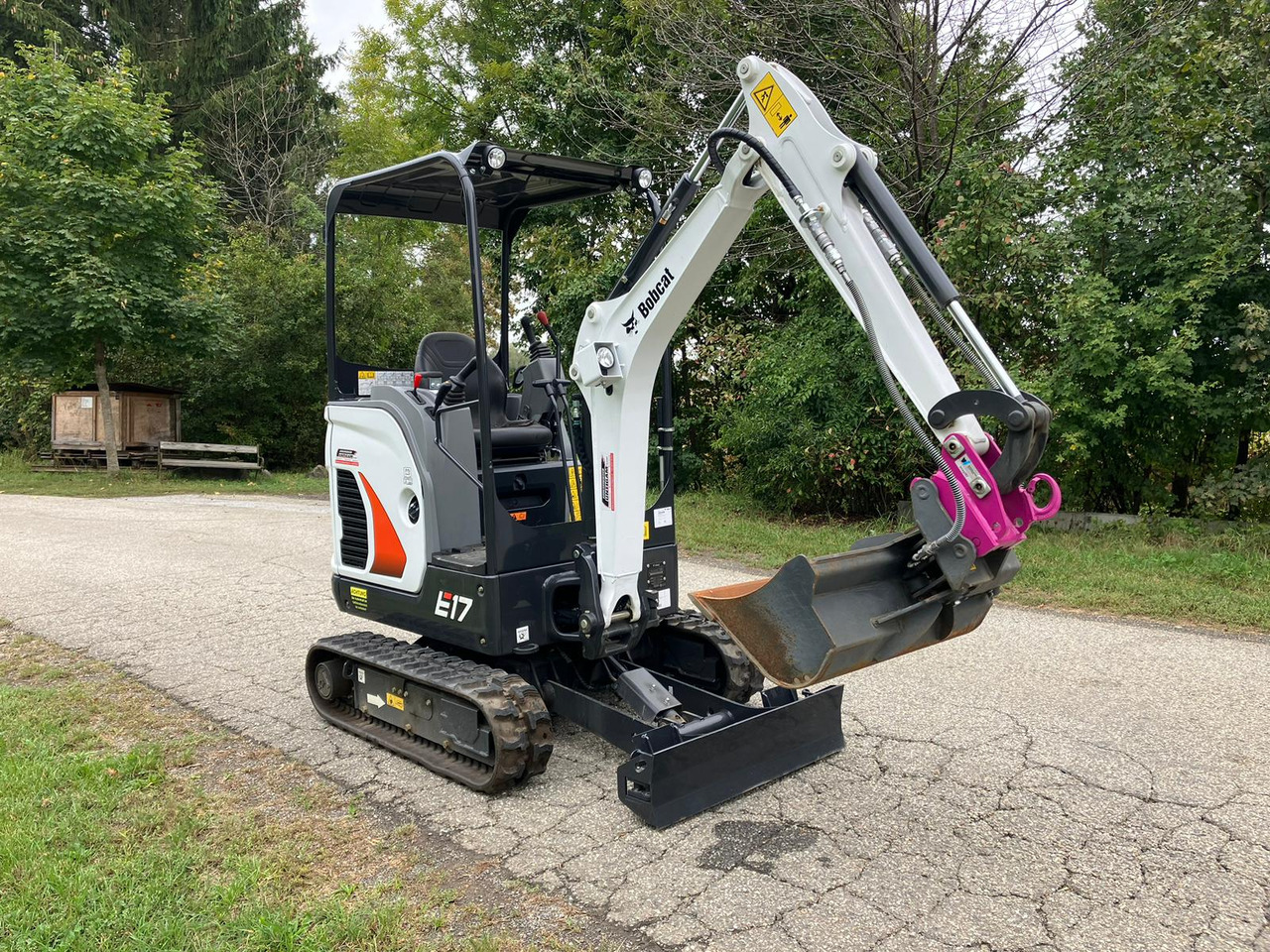 Mini escavatore Bobcat E17 con benna a pinza